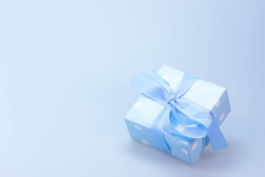 e-book gratuit, un pachet frumos de cadou, ambalat in hartie albastra cu buline albe si legat cu o panglica albastra
