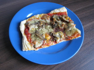 pizza, salam, condimente Kotanyi, suc de rosii, ciuperci, mozzarella