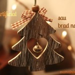 brad artificial sau brad natural, ornamente de Craciun din lemn cu o fundita decorativa rosu-alb si un clopotel