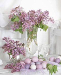 decorațiuni Paști, ouă vopsite în nuanțe pastelate de liliac cu un buchet de liliac